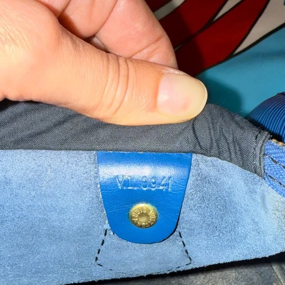 Authentic Louis Vuitton Speedy 25 – Blue Épi Leather – Vintage Classic - Picture 14 of 17